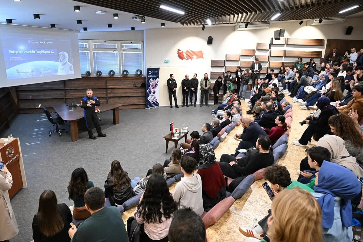 Türkiye’nin İlk Astronotu Alper Gezeravcı, Eskişehir’de Gençlerle Buluştu