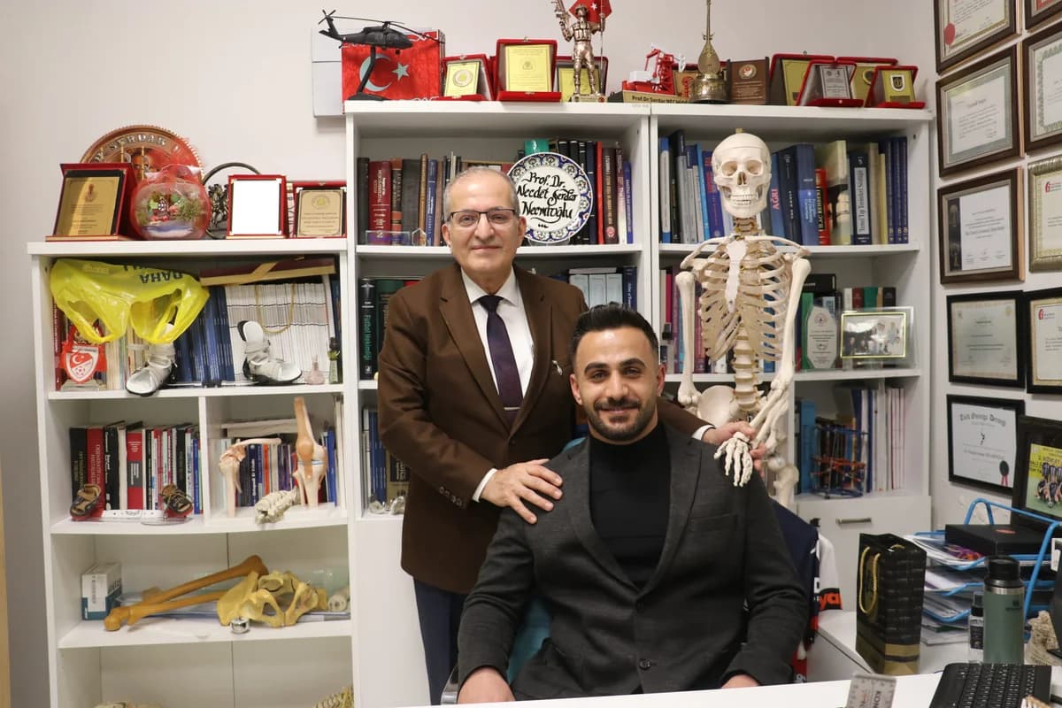 Aynı Doktorla 20 Yıl Sonra Buluşan Genç Hekim