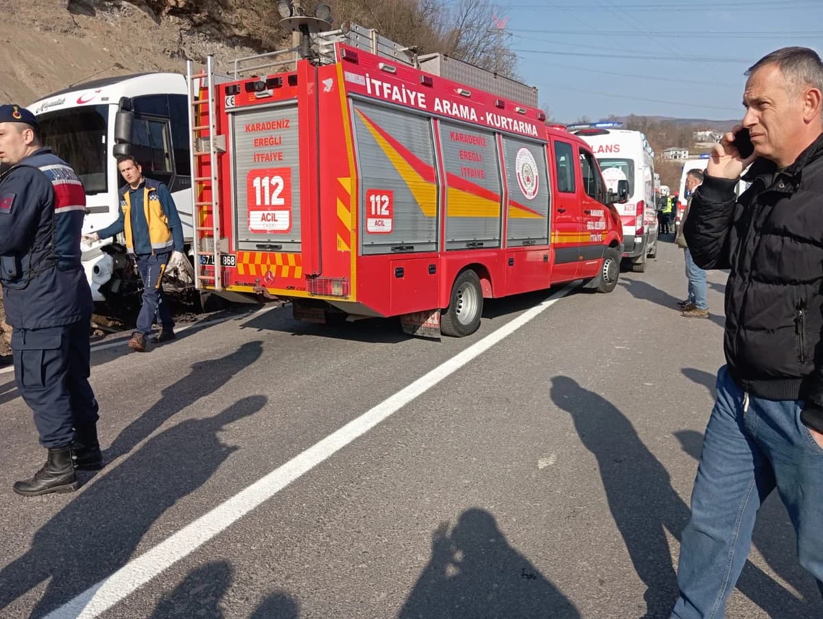 Zonguldak’ta İşçi Servisi ile Otomobil Çarpıştı: 13 Yaralı