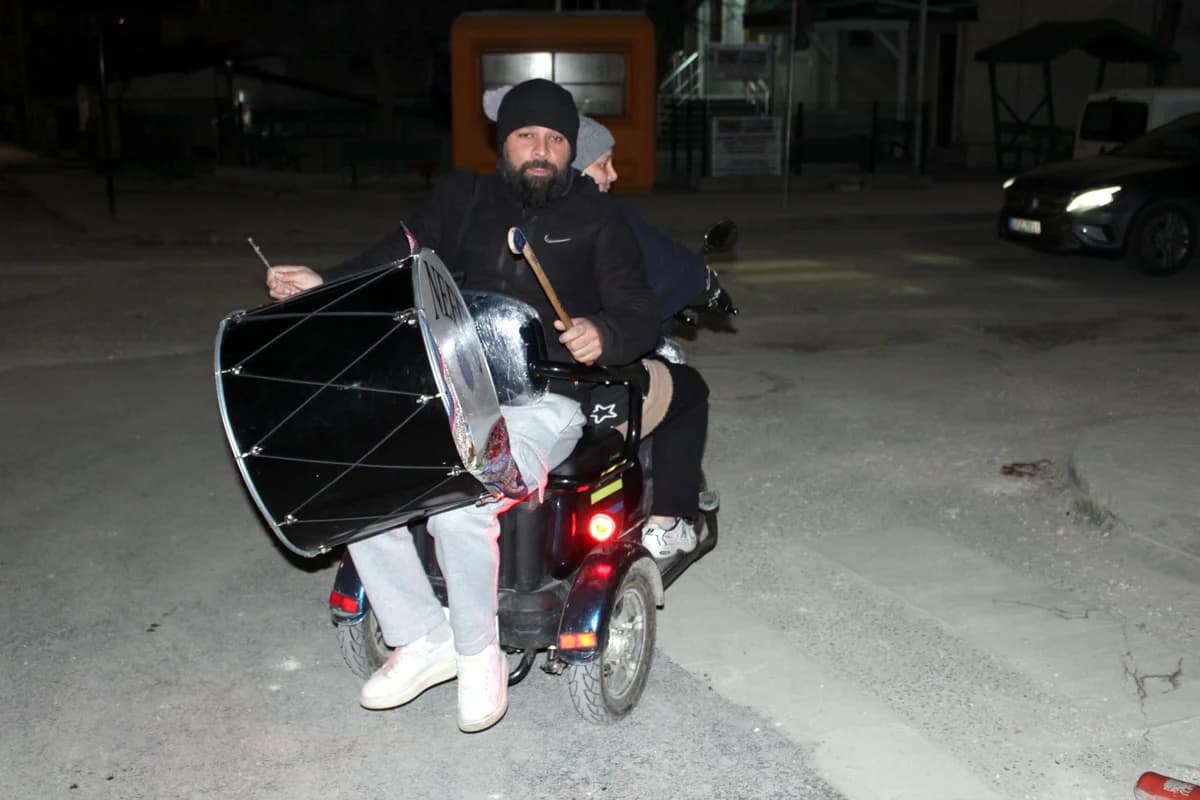 Motorize Davulcu Çift: Sahura Motosikletle Ulaşmanın Yolu