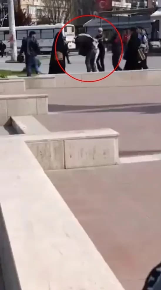 Yalova’da Yolda Yürüyen Kadına Fotoğraf Çeken Adam Darbedildi