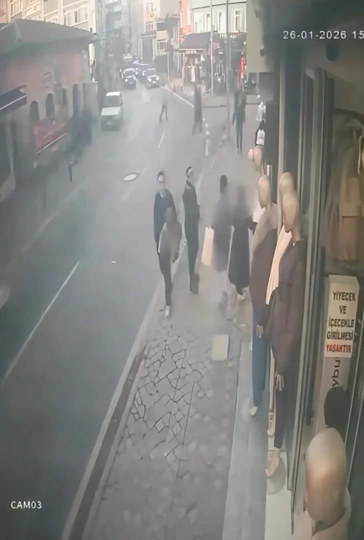 Beyoğlu’nda Şaşkına Çeviren Hırsızlık: Cansız Mankenin Kıyafetlerini Çaldı, Üzerine Giyip Kayboldu