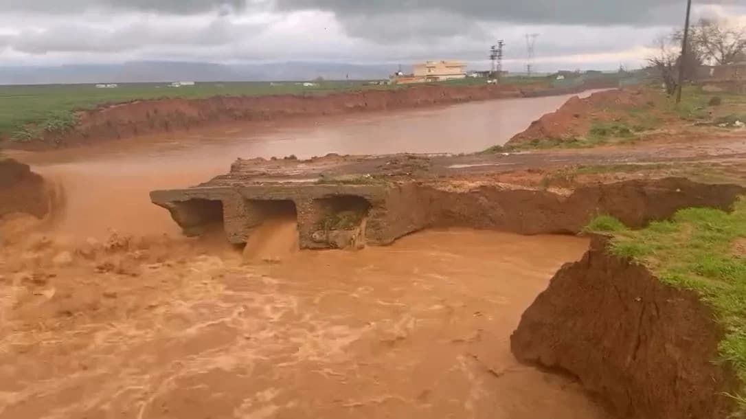 Mardin’de Sağanak Yağış Köprüyü Yıktı, Dünyanın En Uzun Adamı Yolda Mahsur Kaldı
