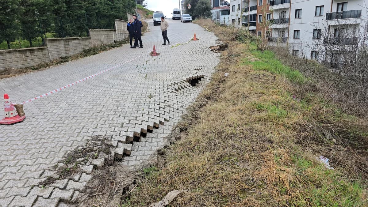 Sağanak Sonrası Mudanya’da Yolda Çökme İhbarı Tedirginlik Yarattı