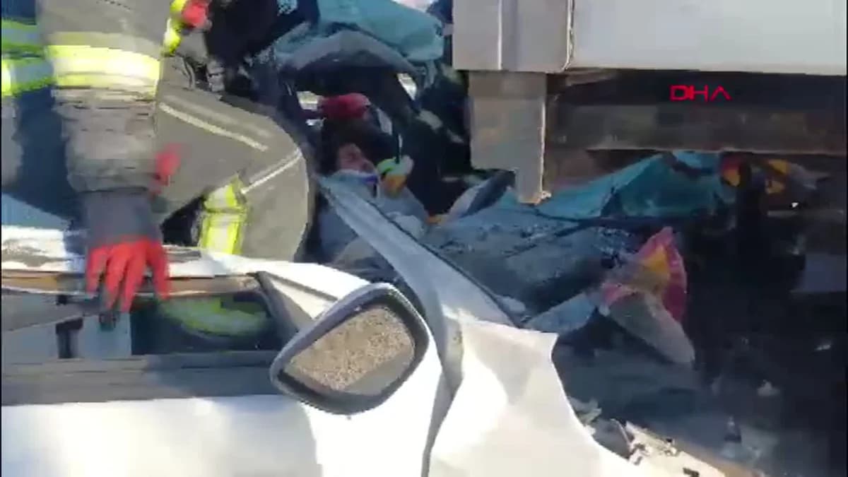 Çorum’da Otomobil TIR’a Arkadan Çarptı: 1 Yaralı