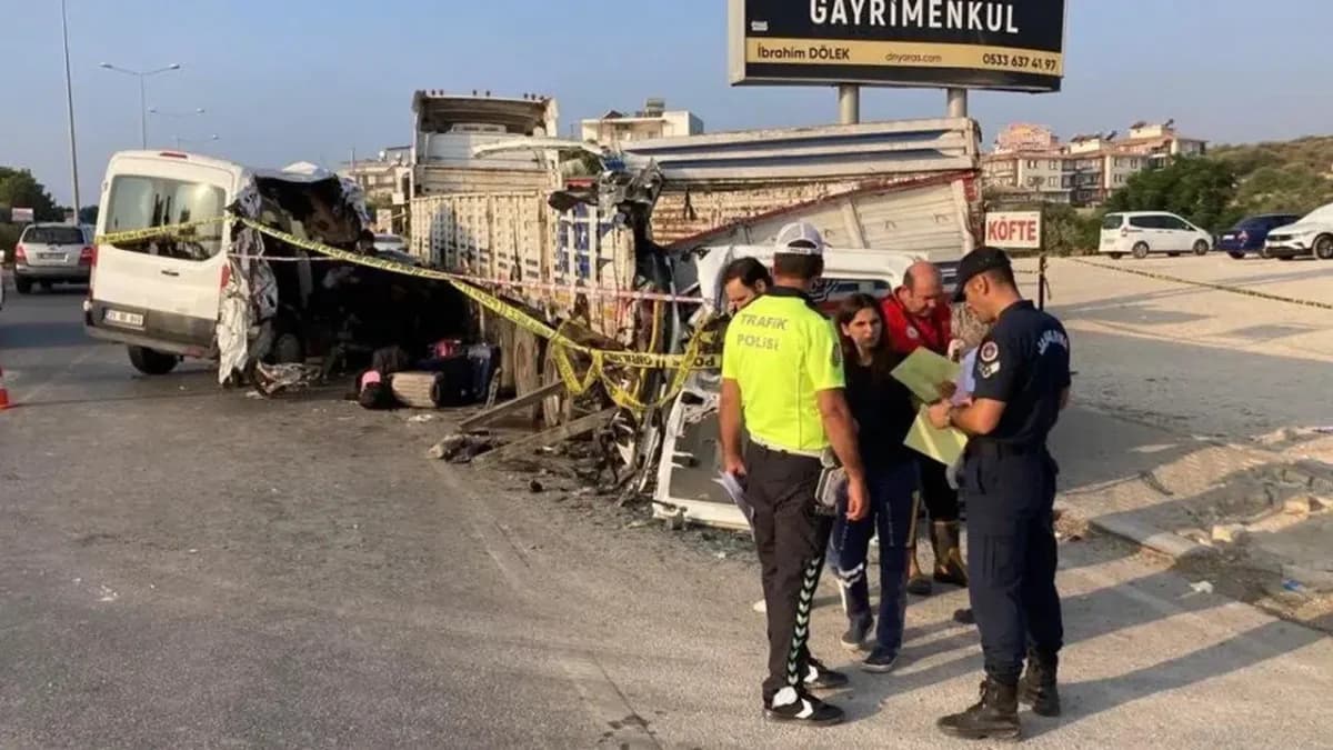 Mersin’de Öğrenci Minibüsü TIR’a Çarptı: 2 Ölü, 10 Yaralı