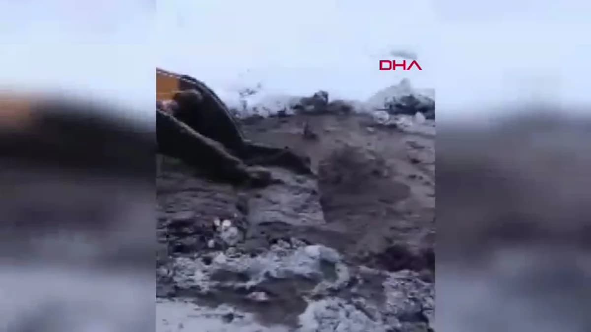 Bitlis’te İş Makinesi Çamura Saplandı: Kurtarma Operasyonu Başarıyla Tamamlandı