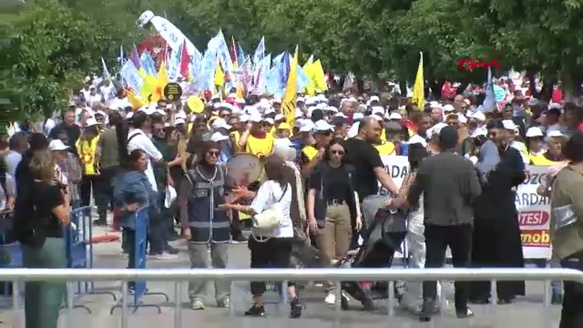Adana’da 1 Mayıs Coşkusu: Emek ve Dayanışma Halaylarla Kutlandı