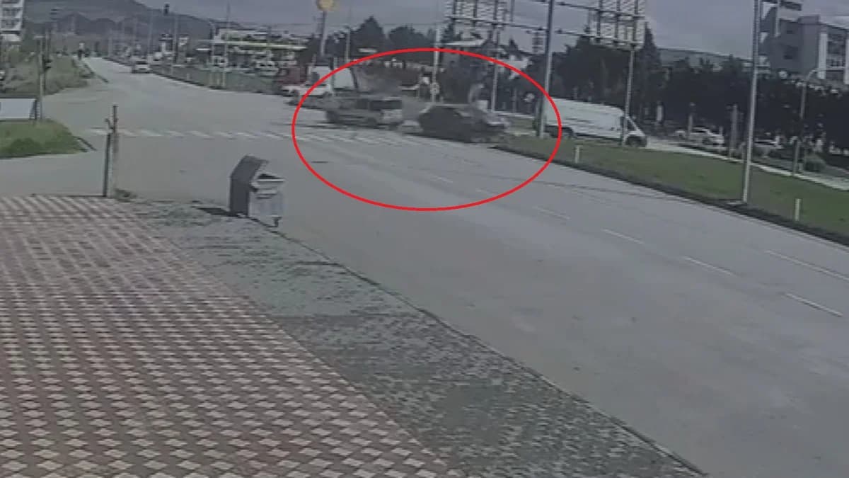 Suluova’da Kavşakta Feci Kaza: 1 Yaralı, Anlar Kamerada!
