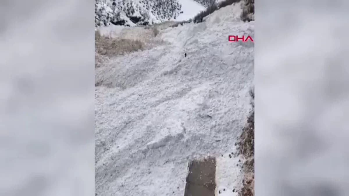 Beytüşşebap’ta Çığ Düşen Yol Yeniden Ulaşıma Açılmak İçin Çalışmalar Devam Ediyor