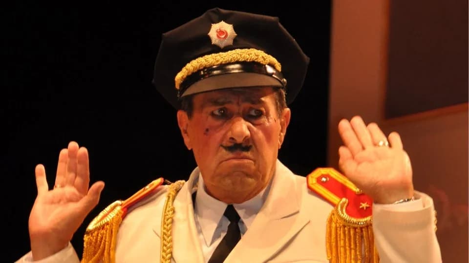 Tiyatro oyuncusu Zihni Göktay mola yerinde düşerek yaralandı