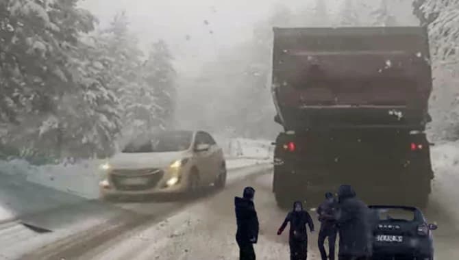Karabük’te yoğun kar yağışı! Bazı araçlar yollarda mahsur kaldı