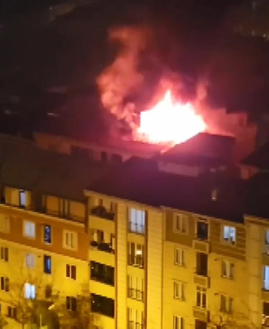 İstanbul – Esenyurt’ta 5 katlı binanın çatısı alev alev yandı