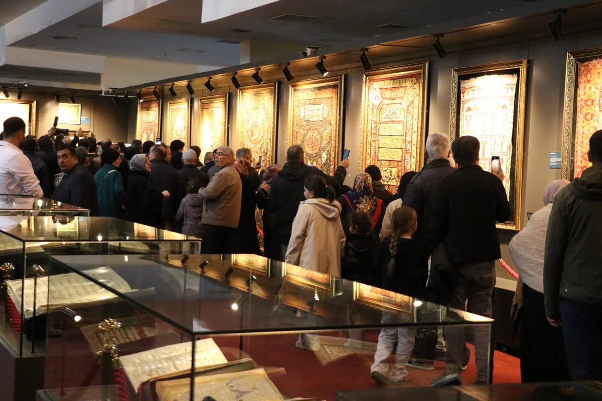 Kayseri’de Kutsal Emanetler ve Vakıf Eserleri Sergisi Görücüye Çıktı