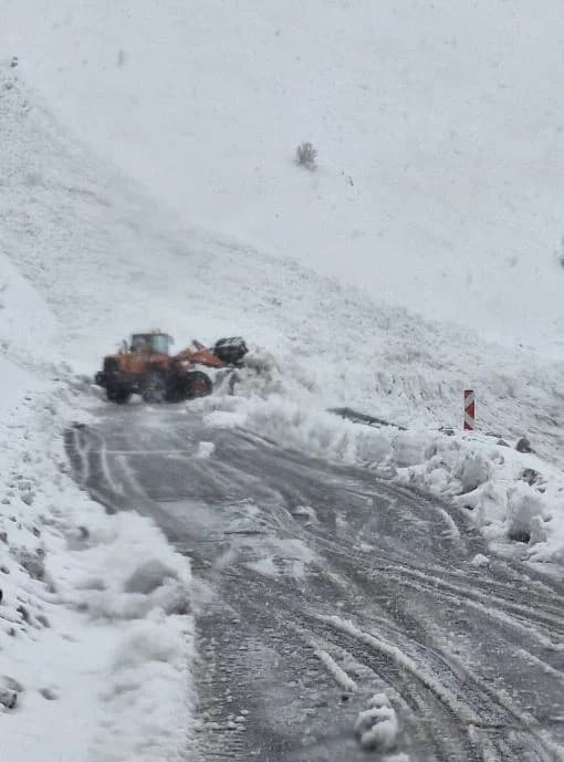 Çığ Tehlikesi: Yolcu Otobüsü Mahsur Kaldı