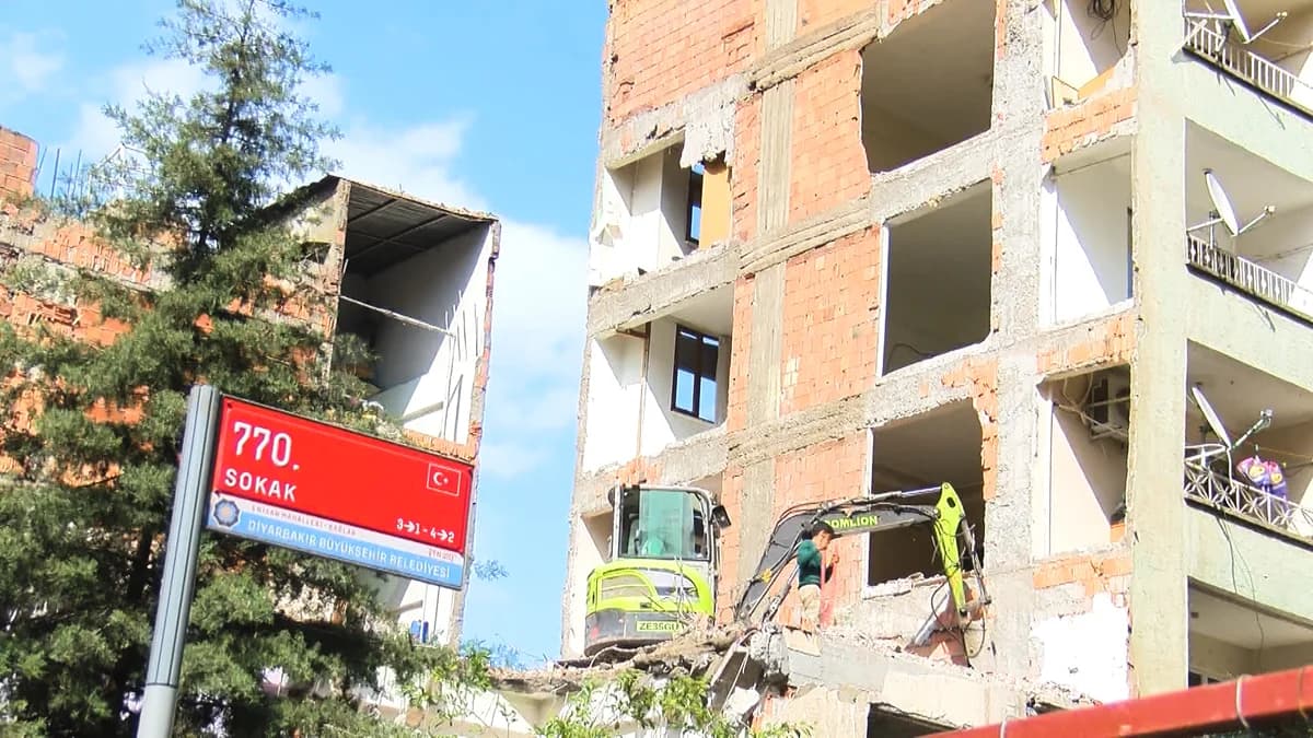 Diyarbakır’da Yıkım Sırasında İnanılmaz Gerçek Ortaya Çıktı: Bitişik Apartmanın Duvarı Boş Çıktı!