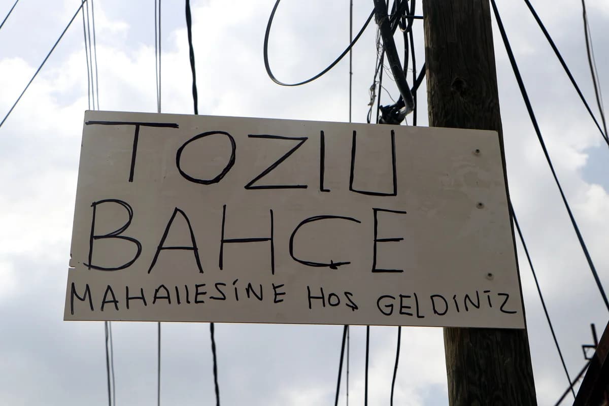 Adana’da Mahalle Sakinlerinden ‘Tozlubahçe’ İsyanı: Yol Sorununa Yaratıcı Tepki