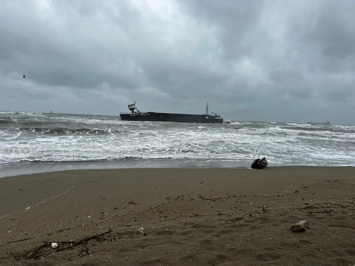 Sakarya Karasu’da Fırtına Kargo Gemisini Karaya Oturtu: Mürettebat Tehlikede
