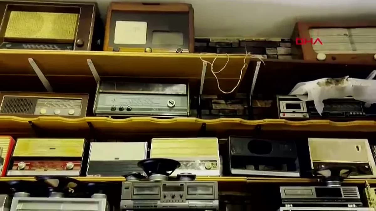 Bursa’nın Nostalji Doktoru, Antika Radyoları Yeniden Hayat Buluyor