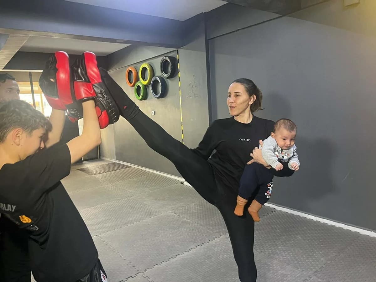 Dünya Şampiyonu Kick Boks Antrenörü Yeliz Koblay Tekin: Salonda Çocuklarıyla Birlikte Büyüyor