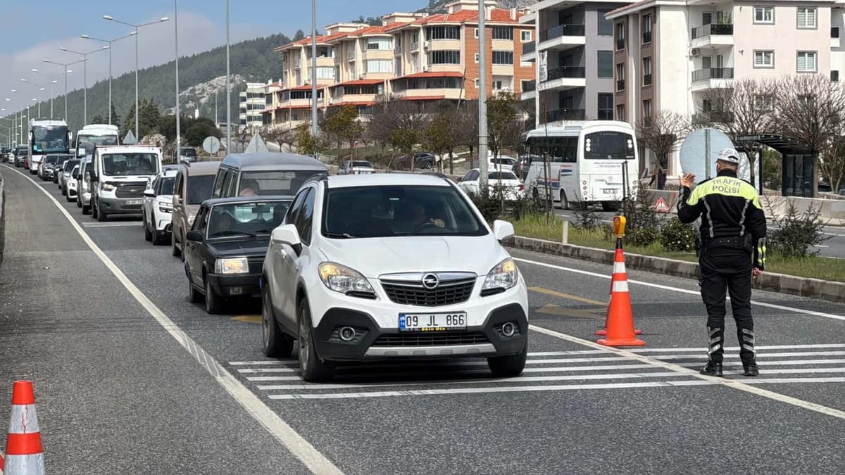 Ramazan Bayramı Öncesi Muğla’ya Tatilci Akını: Araç Kuyrukları Uzadı