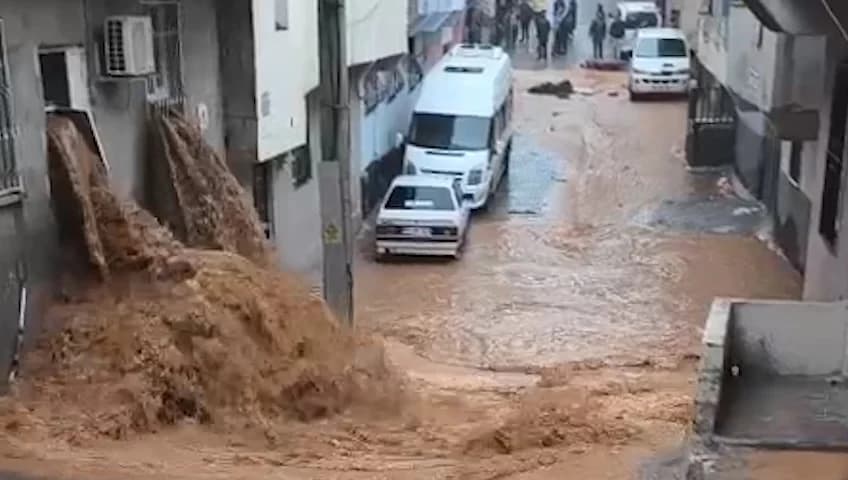 Şanlıurfa’da Sağanak Yağış Sokakları Göle Dönüştürdü