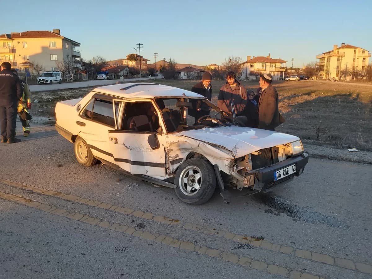 Ankara’da Kaza: Otomobil ve Minibüs Çarpıştı, 3 Yaralı