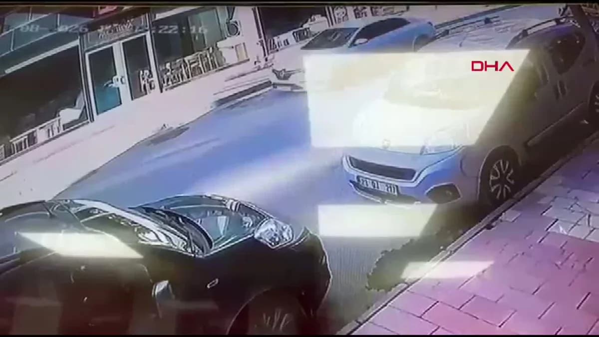Elazığ’da Otomobilin Mobilya Mağazasına Girdiği İlginç Kaza