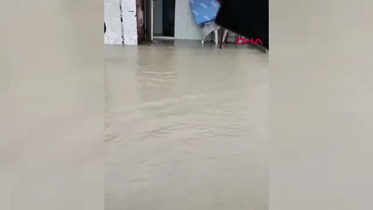 Hatay’da Şiddetli Yağış: Yollar Göle Döndü ve Evler Su Bastı