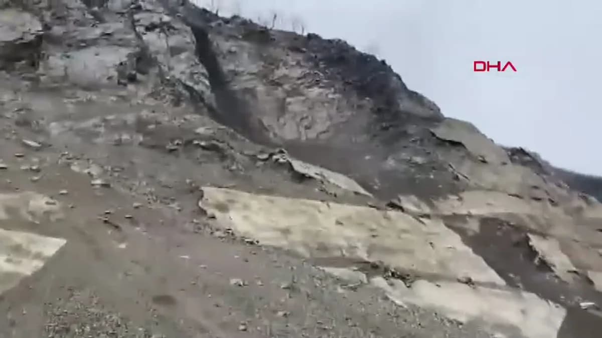 Artvin-Şavşat Kara Yolu Heyelan Nedeniyle Kapandı