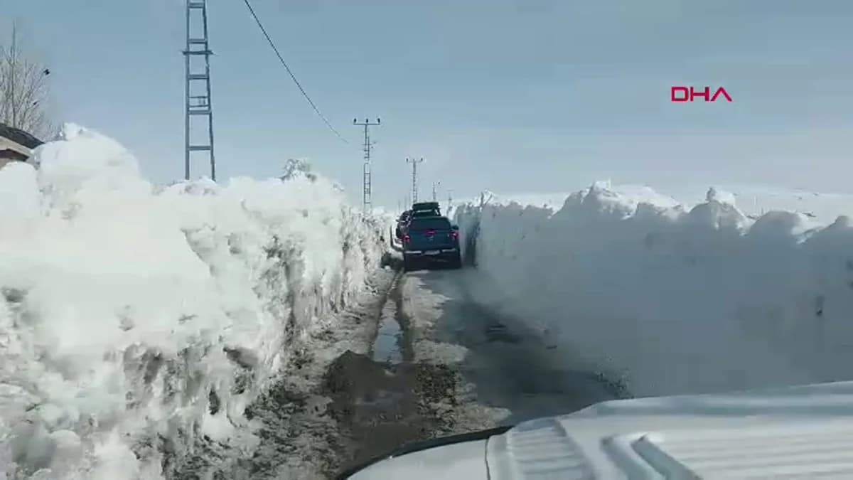 Erzurum’da Öğrencilere Yardım İçin Zorlu Kar Tünelleri Aşıldı