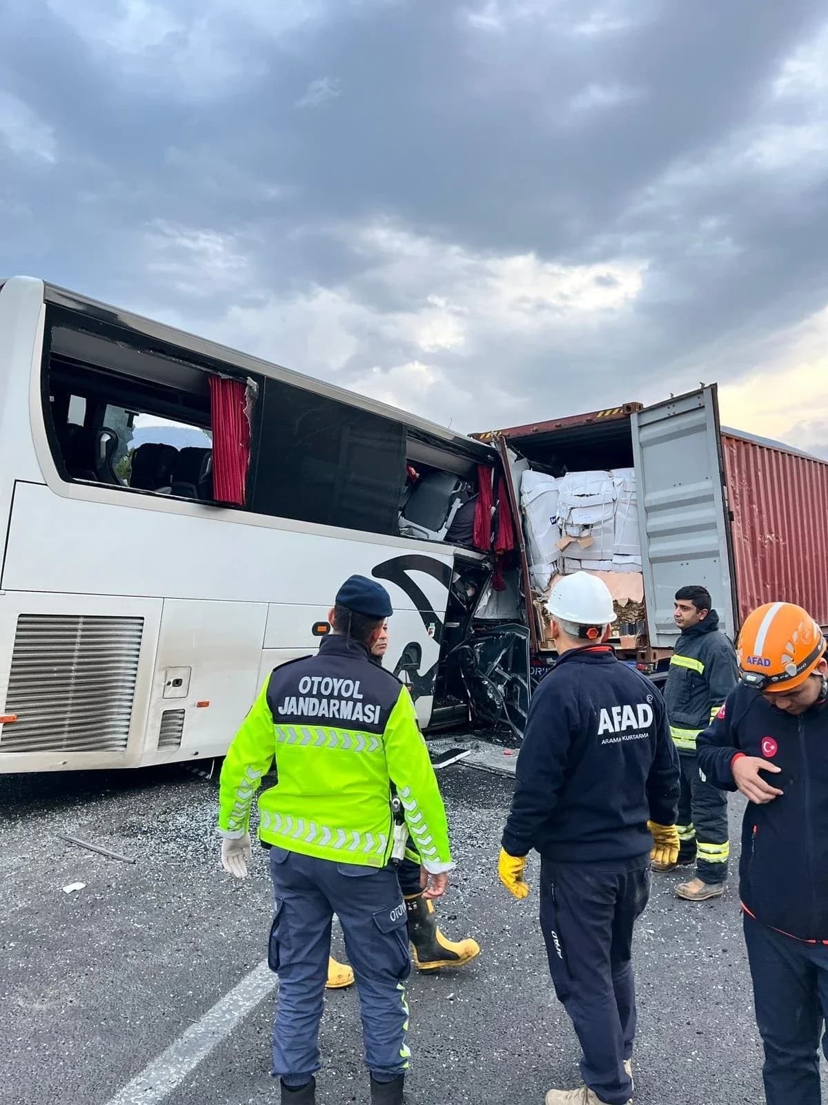 Osmaniye’de yolcu otobüsü TIR’a çarptı 6 kişi yaşamını yitirdi