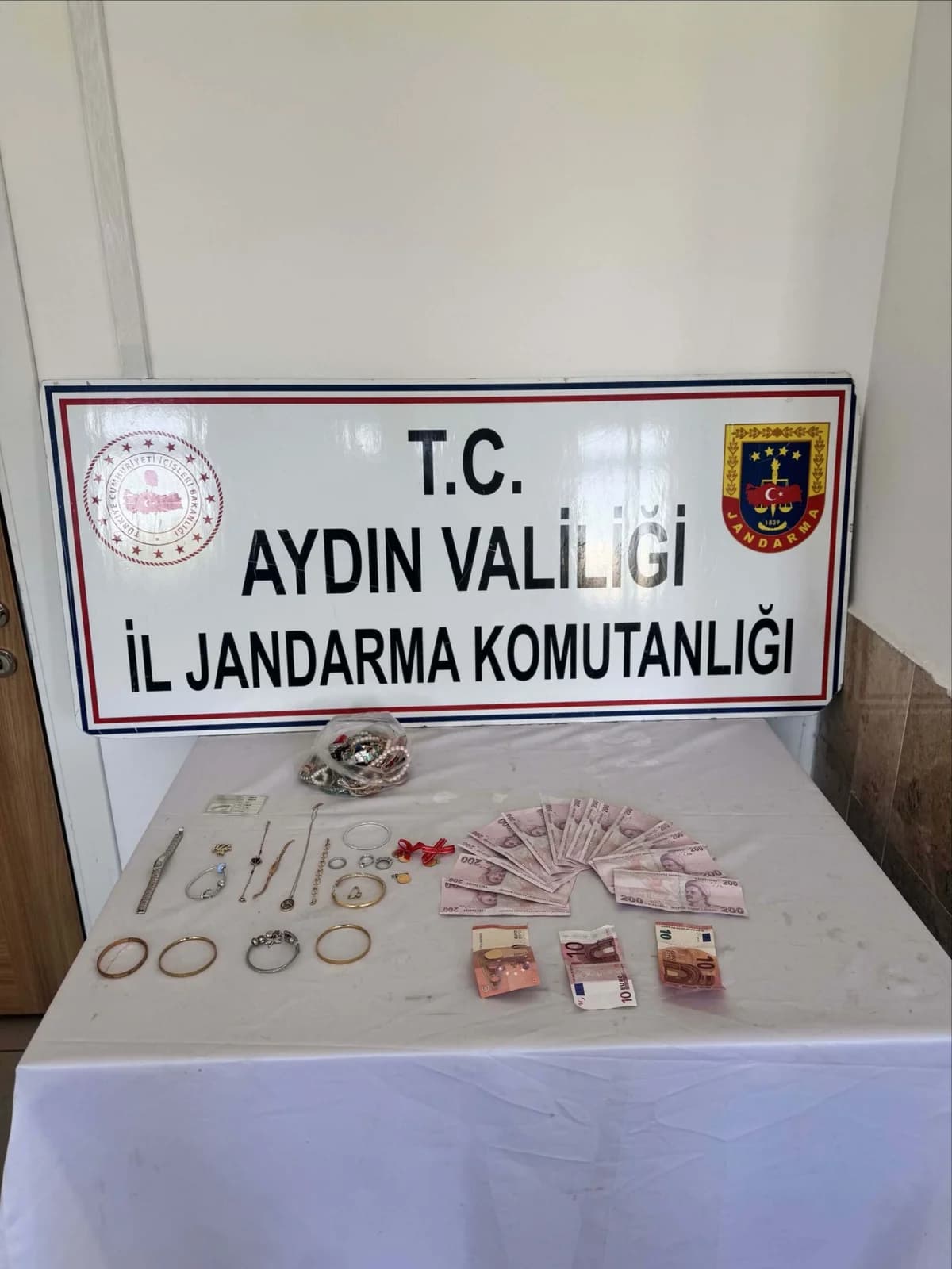 Aydın’da Şok Ev Soygunu: 850 Bin TL’lik Vurgun Yapan Kadın Tutuklandı