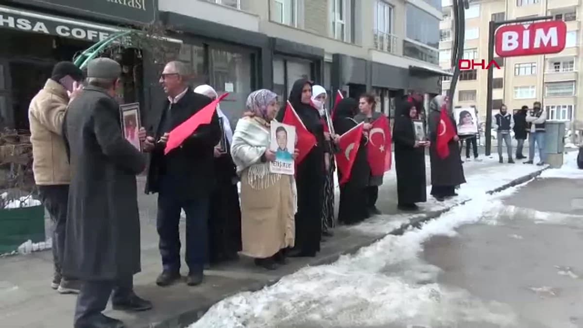 Van’da Ailelerden Önemli Eylem: ‘Çocuklarımızı Gömmeyelim, Silahları Gömelim’