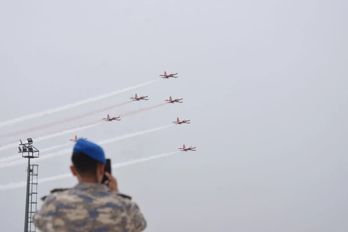 Türk Yıldızları ve SOLOTÜRK’ten Öğrencilere 23 Nisan’a Özel Gösteri