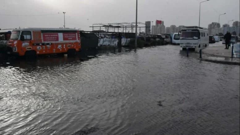 İzmir’de 50 yılda bir görülen fırtına: Rüzgarın hızı 137 kilometreyi aştı