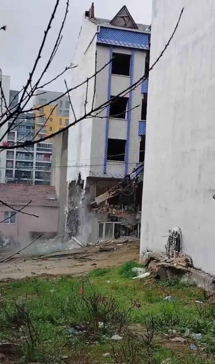 Sultangazi’de Kentsel Dönüşüm Depremi: Apartman Yıkıldı, Komşu Bina Zarar Gördü