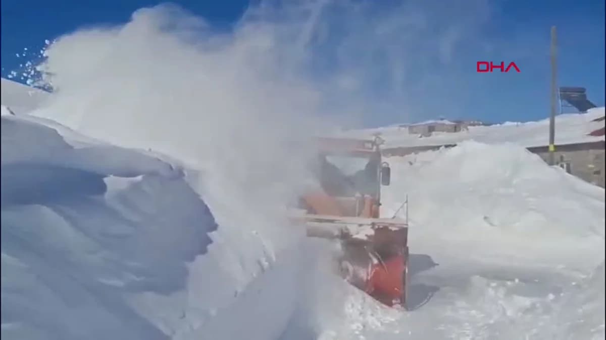 Kars’ta 3 Metrelik Karla Ekiplerin Mücadelesi Devam Ediyor