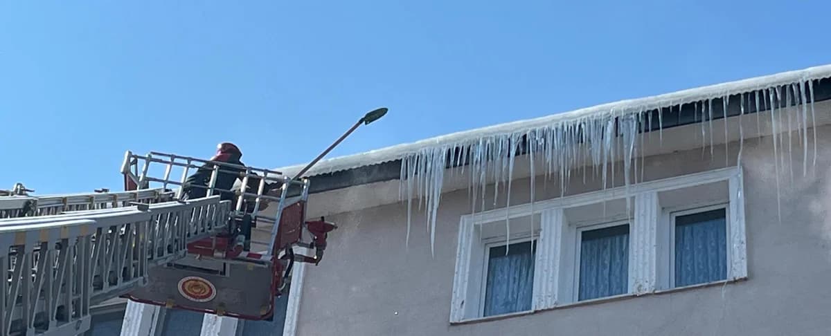 Ardahan’da Binalardaki Tehlikeli Buz Kütleleri Temizleniyor