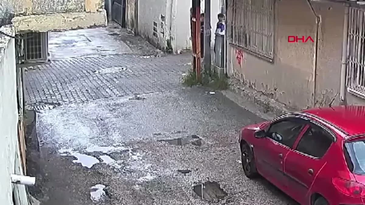 Adana’da Sokak Sakinini Darbeden Çocuklar Kamerada!