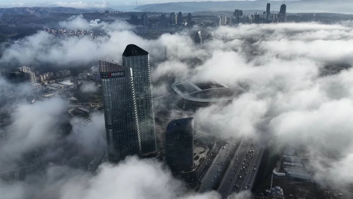 İstanbul’da Yoğun Sis Hava Görüntülerine Yansıdı