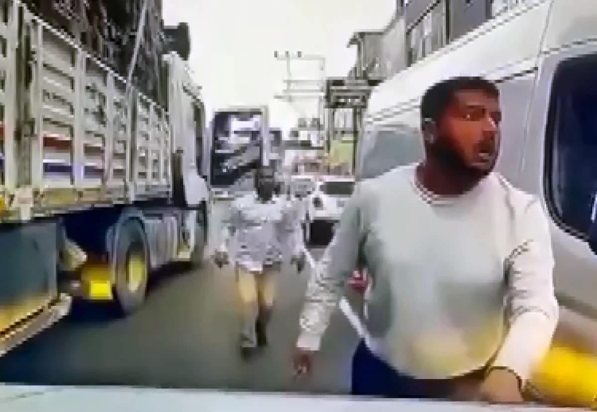 Adana’da TIR ile otomobil sürücüsüne saldıran baba-oğul tutuklandı