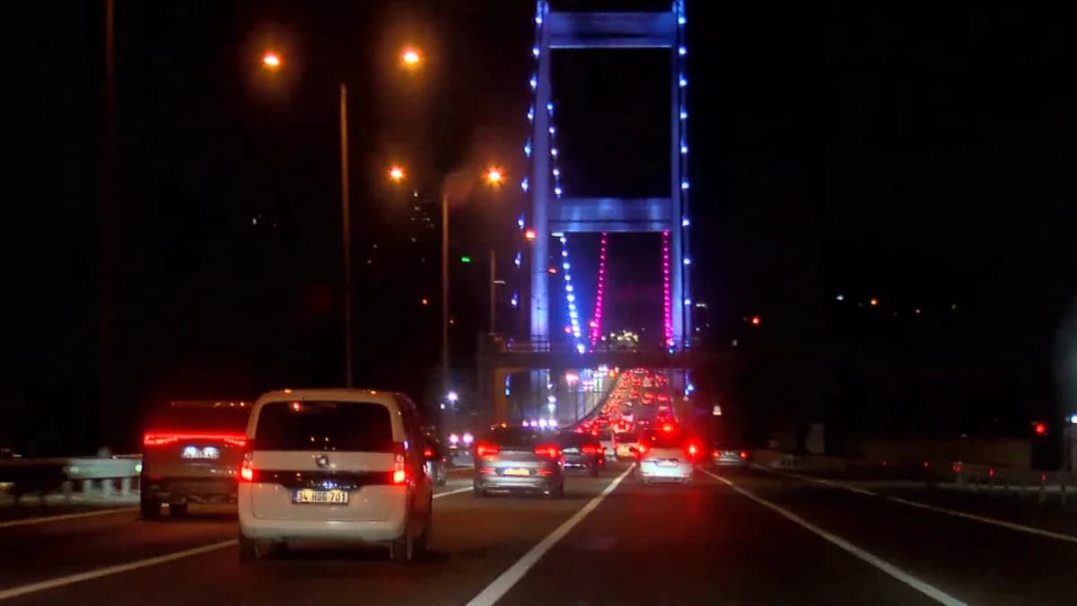 İstanbulda dönüş trafiği köprülerde etkisini gösterdi
