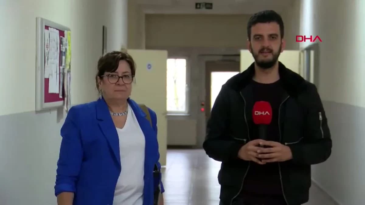 Babası ‘Kız okumaz’ dedi, 36 yıl sonra hayalini kurduğu üniversitede birinci sınıflara taş çıkartıyor!