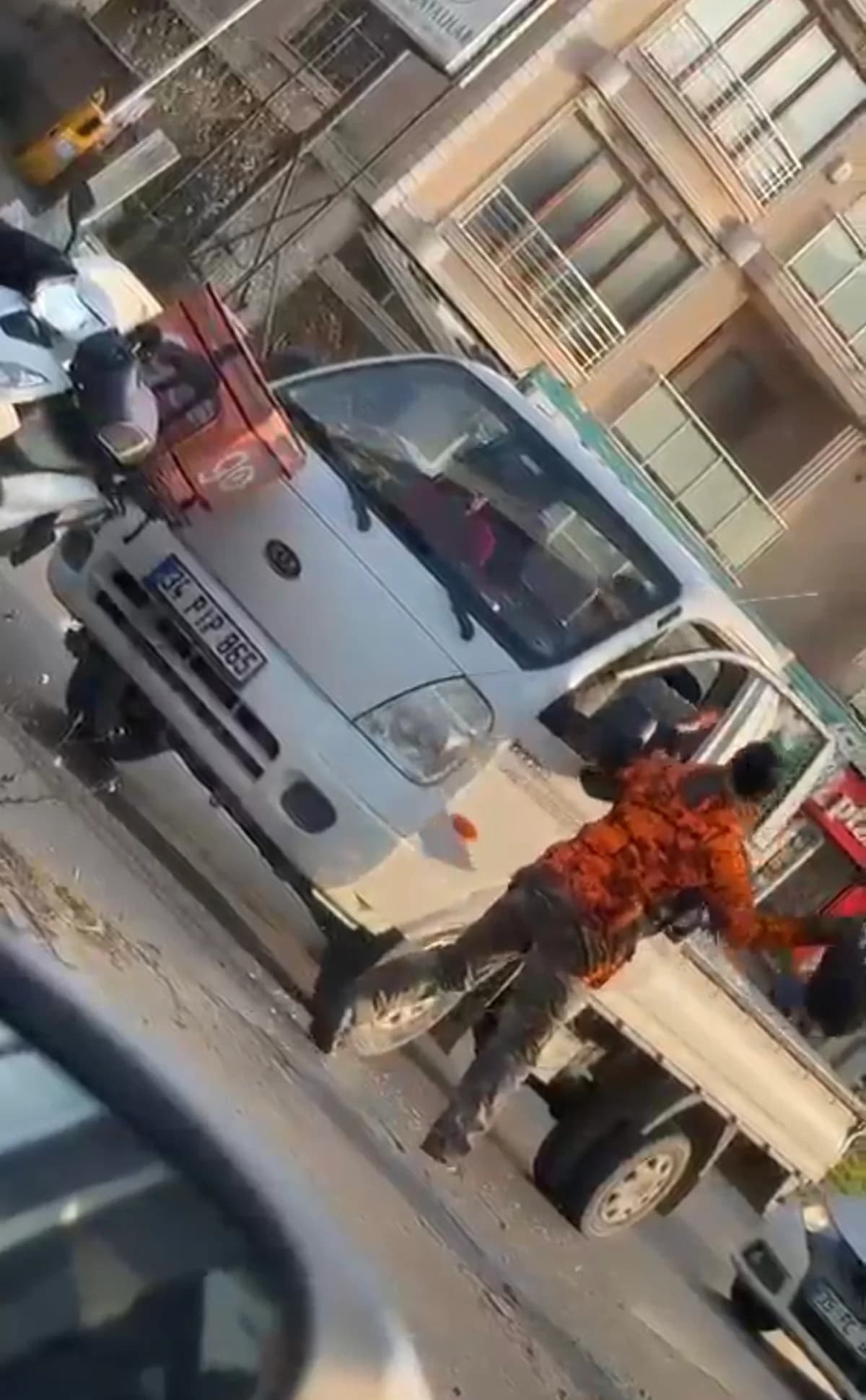 Maltepe’de Motosikletli Sürücünün Saldırısı Kameralara Yansıdı