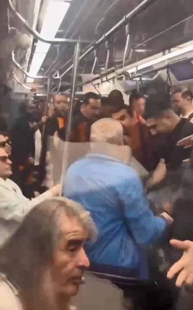 Sarıyer Metrosunda Şampiyonluk Coşkusu Kavgaya Döndü: Kadın Yolcu Oklavayla Müdahale Etti