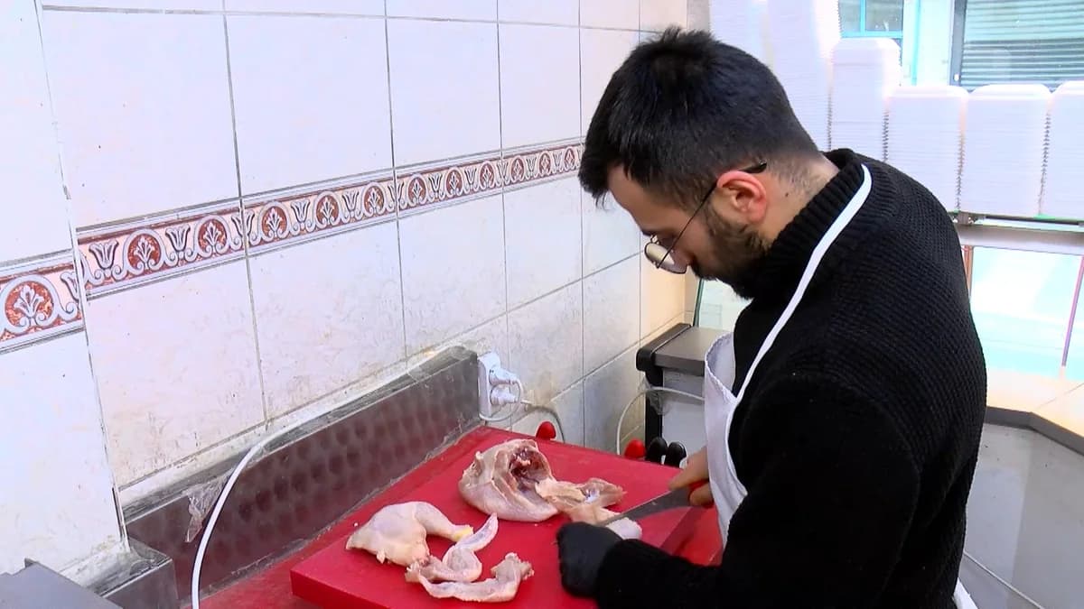 İstanbul’da Tavuk Fiyatlarına İki Gün İçinde İki Zam: Kasaplar Oda Başkanvekili Günal’dan Sert Eleştiri