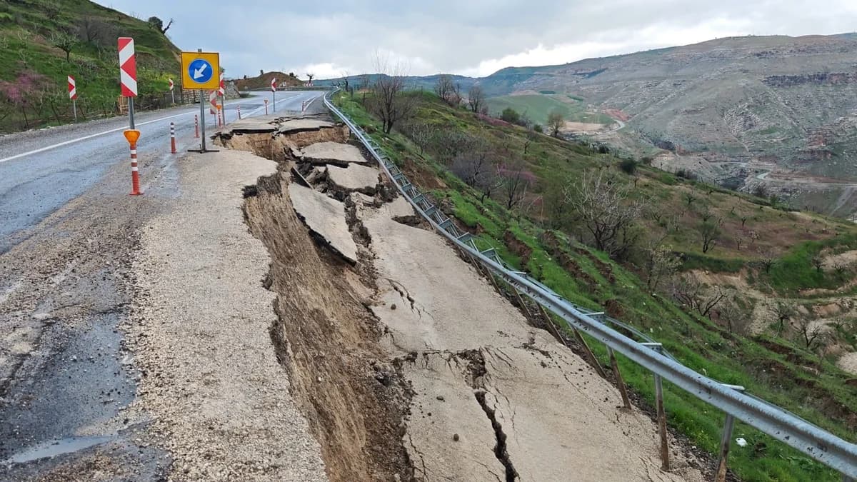 Siirt’te Heyelan Sonucu Kara Yolunda Çökme Oluyor