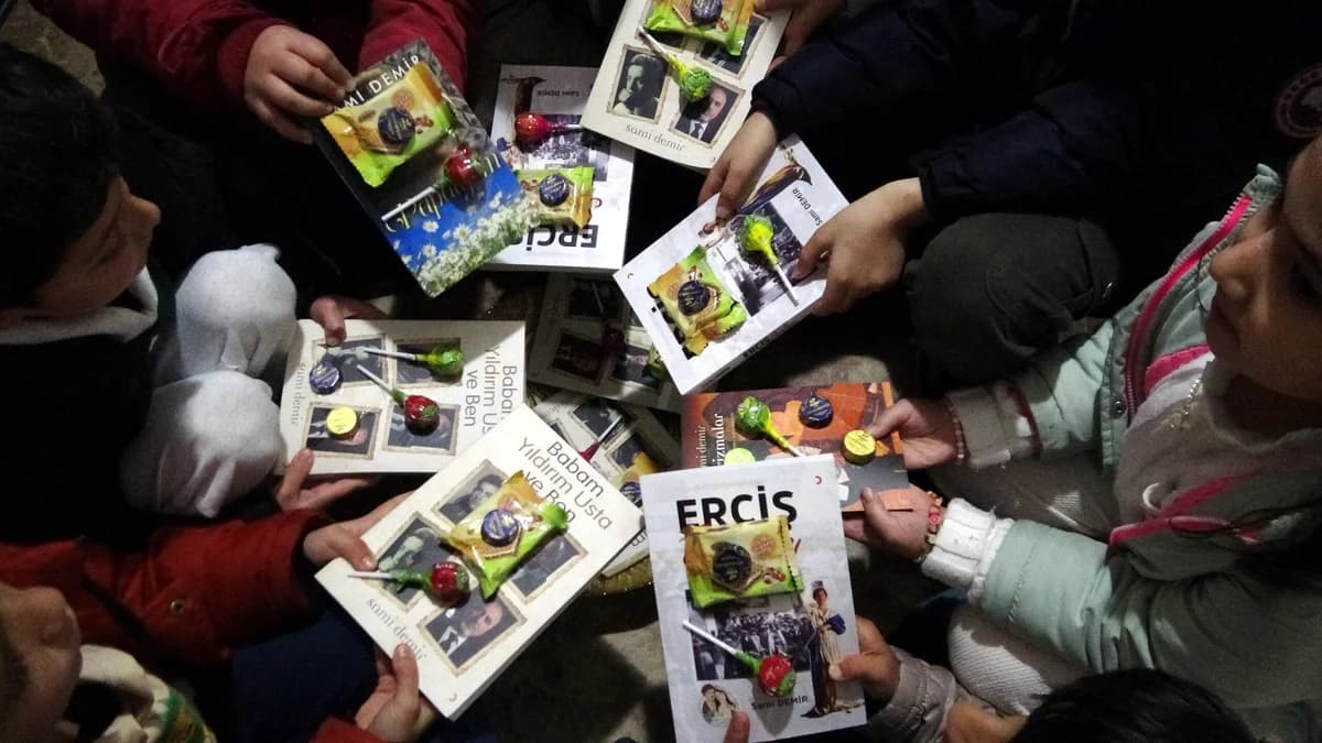Kitaplarla Çocuklara Bayram Sürprizi
