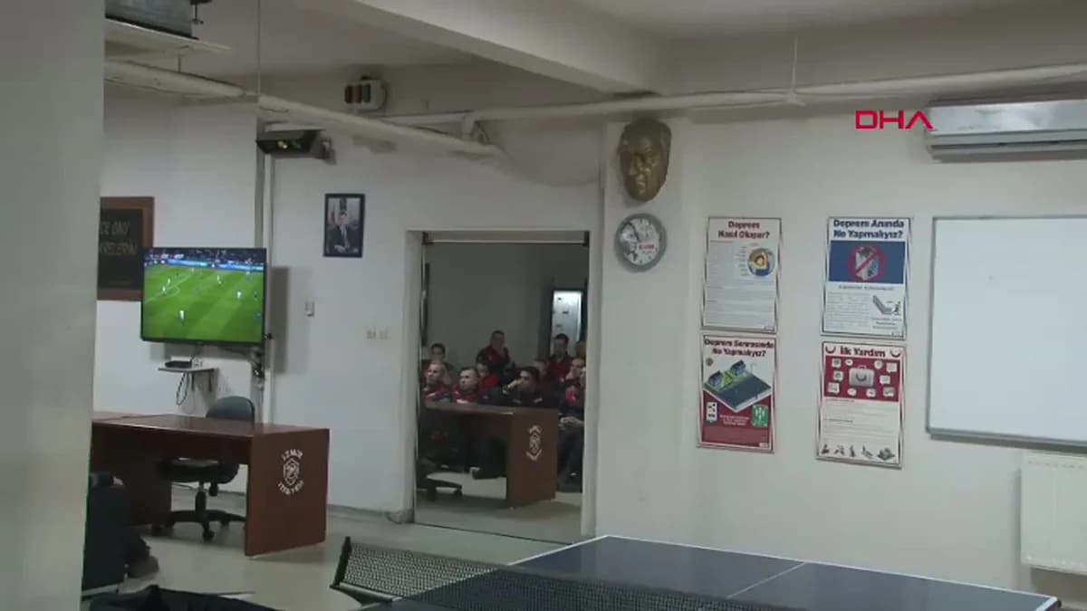 İzmir’de Yangın İhbarı, Dünya Kupası Maçını Yarıda Bıraktı